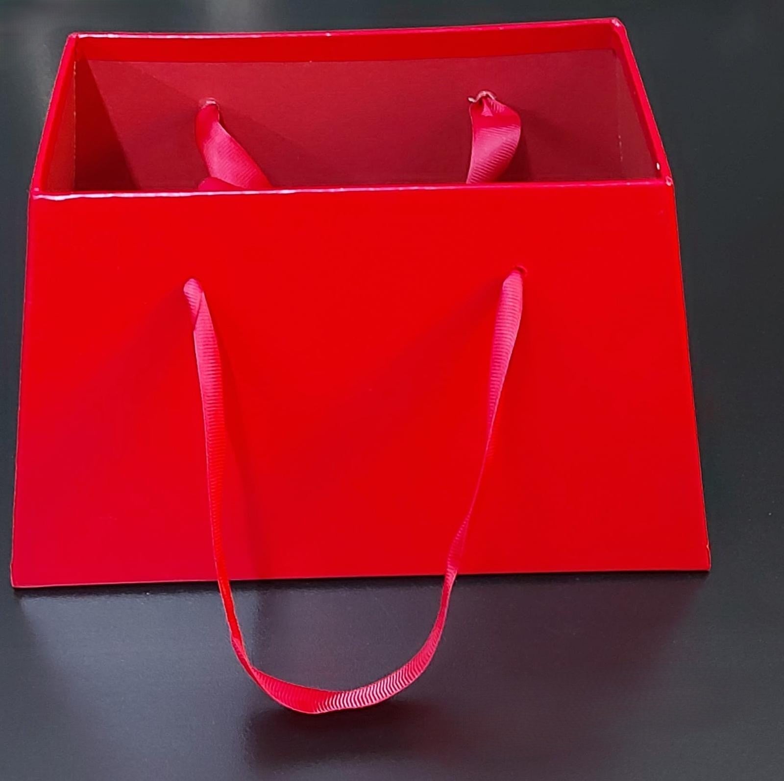 Cutie din carton roșie, dreptunghiulară 20×16cm, cu mânere din panglică – pentru flori și cadouri